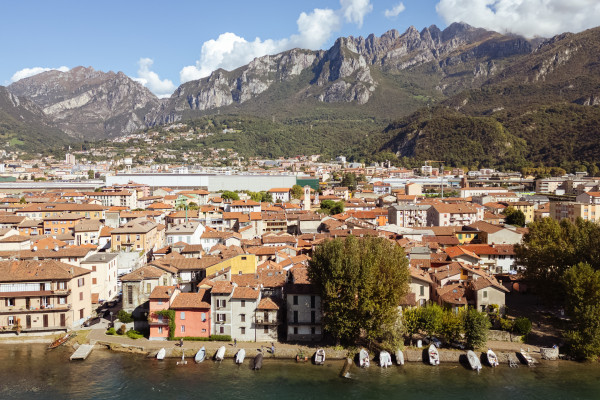 Panoramica di Pescarenico, rione manzoniano, con sullo sfondo il Resegone