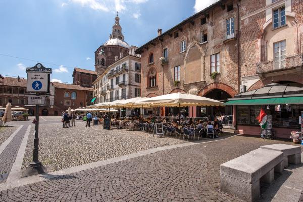 Piazza Vittoria e Palazzo del Broletto