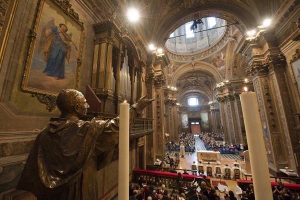 L'interno del Santuario visto dall'altare - foto di Walter Turconi