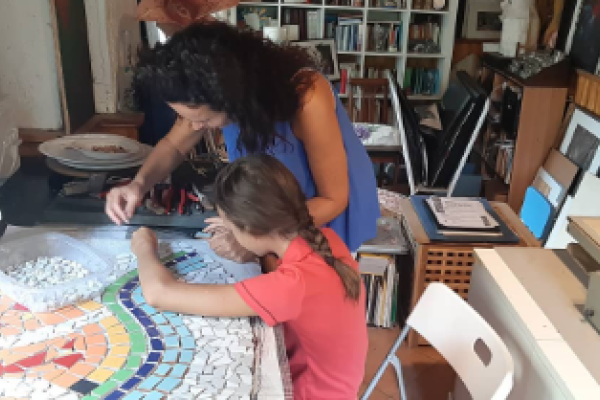 creazione di un mosaico con una bambina