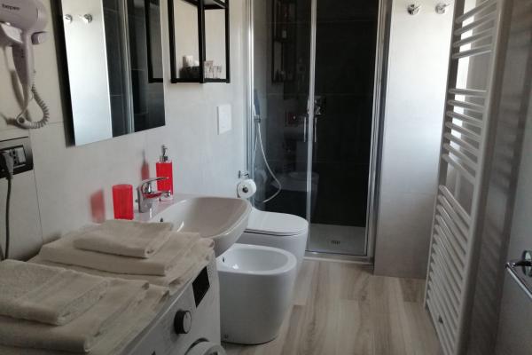 bagno con doccia, bidet e lavatrice