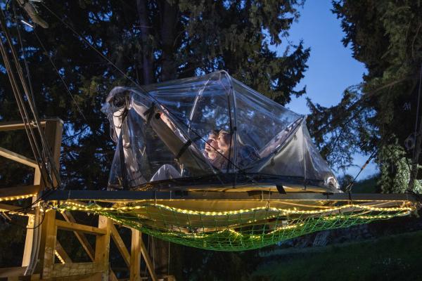 Exphera Cocoon di sera tra gli alberi