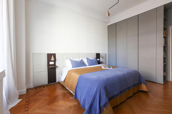 Enjoy maximum comfort with a quiet master bedroom featuring a king-size bed, a separate office perfect for remote work, two stylish bathrooms, high-speed WiFi, and air conditioning. 