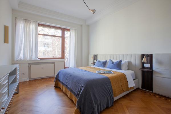 Enjoy maximum comfort with a quiet master bedroom featuring a king-size bed, a separate office perfect for remote work, two stylish bathrooms, high-speed WiFi, and air conditioning. 