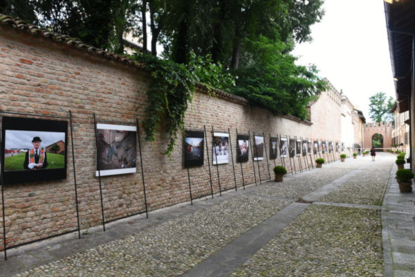 La mostra fotografica in via Trecchi