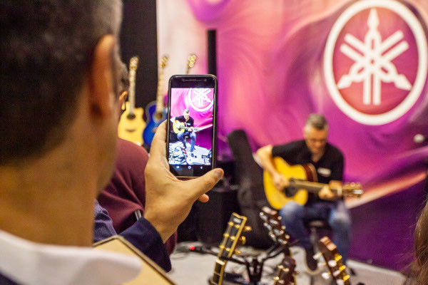 Acoustic Guitar Village a Cremona Musica Exhibitions