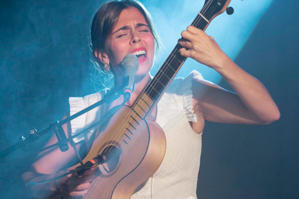La cantautrice spagnola Anna Ferrer @comepicmeup