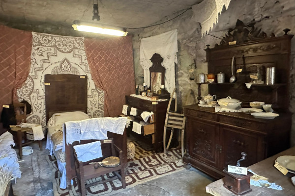 Camera da letto antica a Castegnone, Zogno