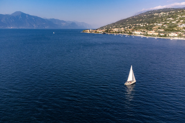 Fascino in barca a vela sul Lago di Garda