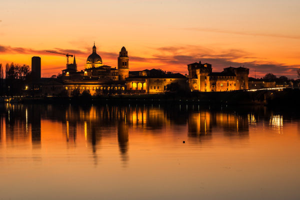 Skyline di Mantova al tramonto