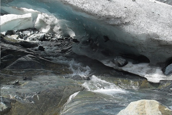 arco naturale presso la fronte del ghiacciaio