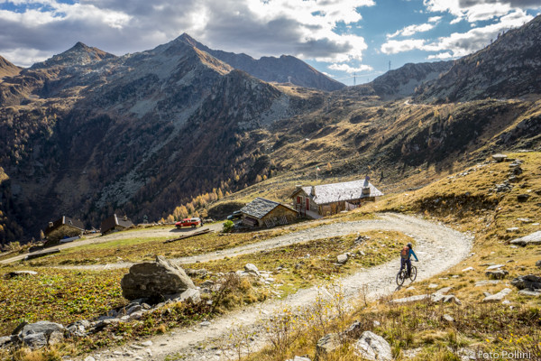 Rifugio Dordona-sullo sfondo il passo