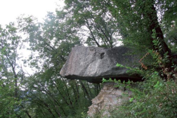 Pietra Nairola (ph: triangololariano.it)