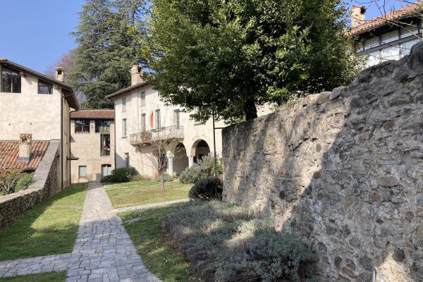 Velate: interno di un cortile con tracce gotiche (Ph. Gamberoni)