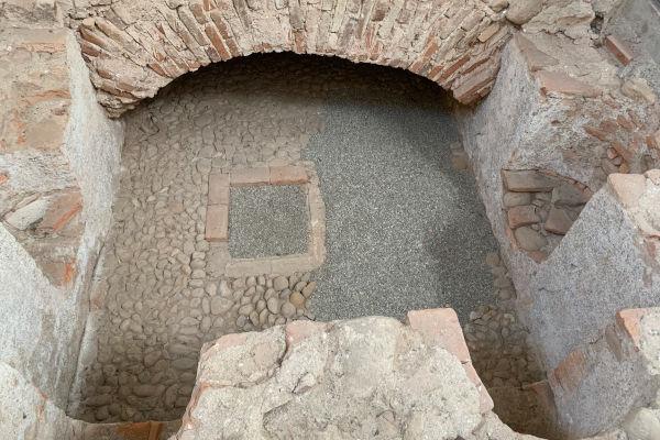 Cripta sepolcrale a sedute, Aula delle Monache