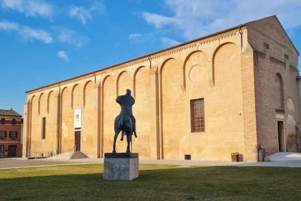 Statua di Matilde e refettorio