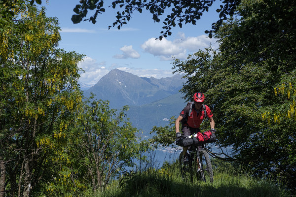 Da Como in bicicletta sulla linea di confine