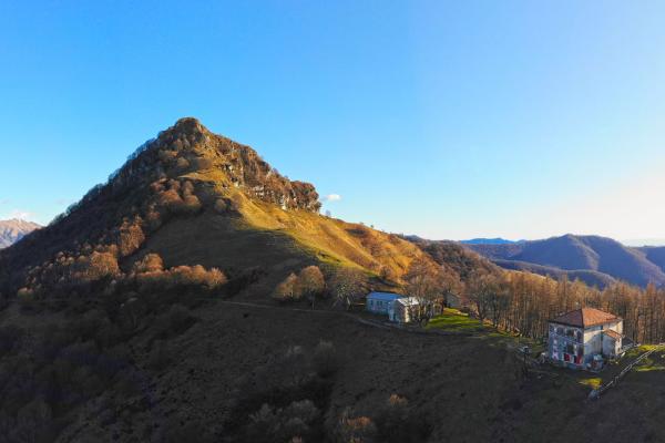 Al Rifugio Prabello, lungo la frontiera