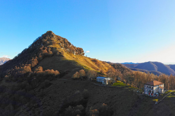 Al Rifugio Prabello, lungo la frontiera