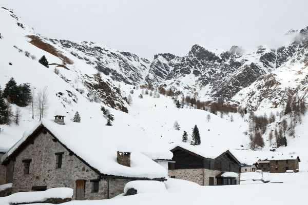 Viaggio nel tempo nelle innevate Case di Viso