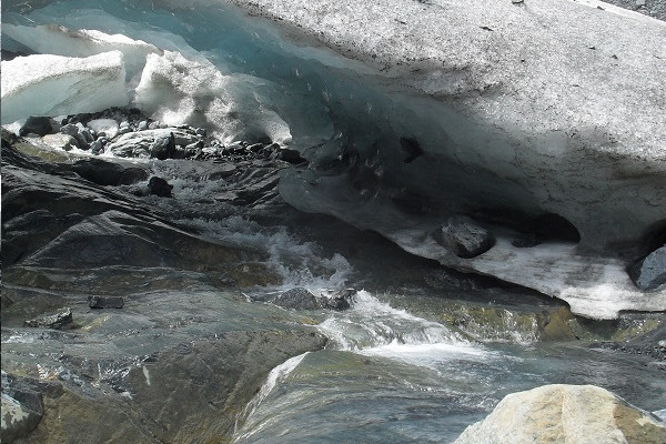 Arco naturale presso la fronte del ghiacciaio