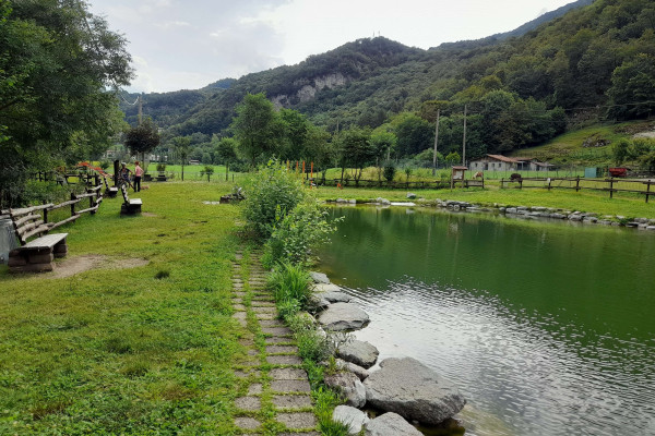 Laghetto di Visino di Valbrona con giochi d'acqua.