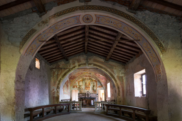 L'arco è interamente affrescato