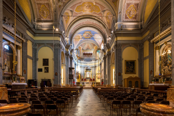 L’interno si presenta con un’aula ad unica navata