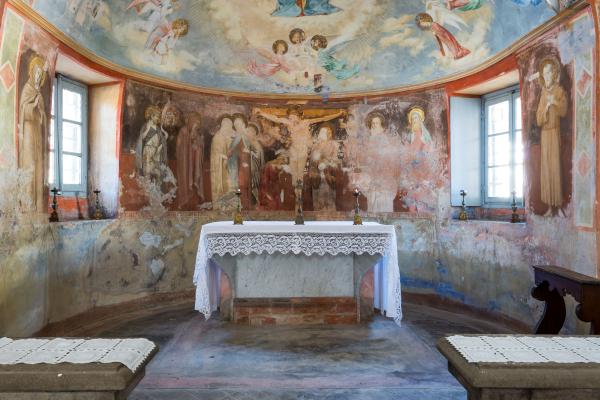 L'interno affrescato della chiesa dei SS. Pietro e Paolo