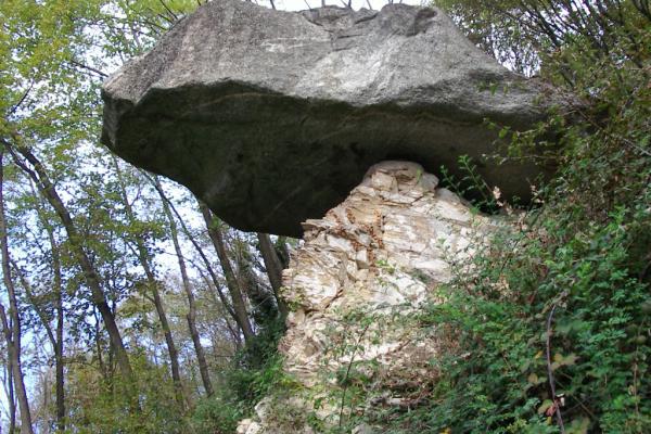 Masso erratico che sporge dal pendio della montagna