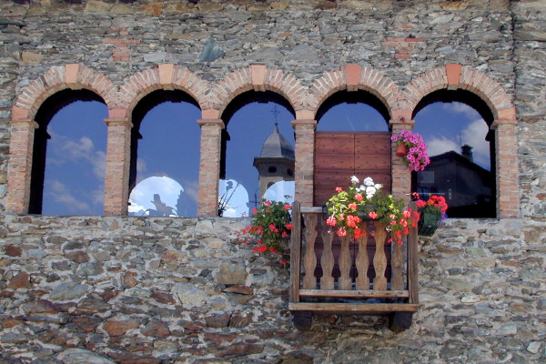 Riflesso del Santuario nella vetrata della Torre della Sassella