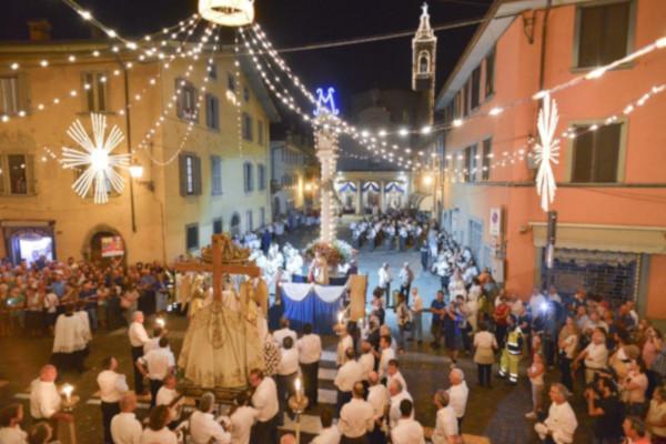 Processione davanti il Santuario dell'Addolorata (ph: Borghi più belli d'Italia)