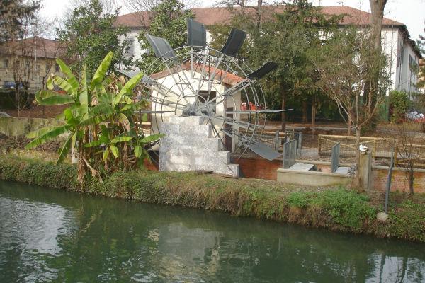 Ruota idraulica lungo il Naviglo