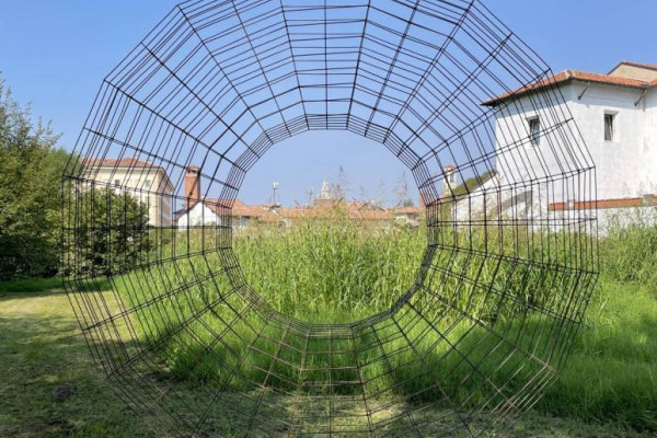 Luigi Mainolfi, Sole gabbia, 1997 – Horti dell'Almo Collegio Borromeo, Pavia, 2022 (Foto Federico Giani)