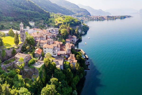 Scatto aereo del borgo, affacciato sul Lario