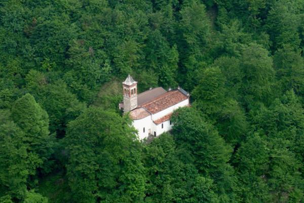 Il Santuario immerso nel bosco di faggeti
