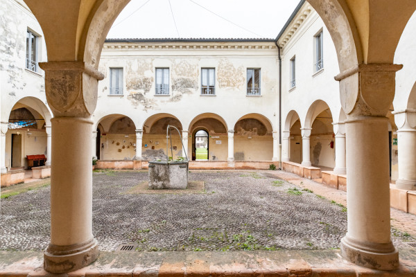 Chiostro del Convento in autunno
