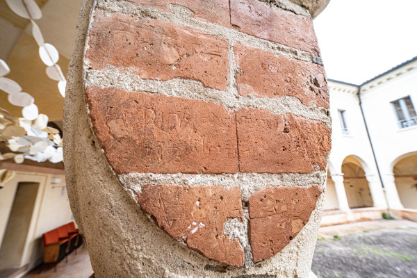Dettaglio del capitello con iscrizioni