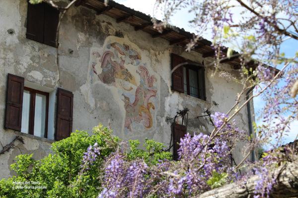 Ex Palazzo Tasso con stemma famiglia