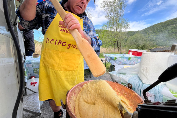 Il toch si cucina usando uno strumento tradizionale  in legno chiamato "rodech"