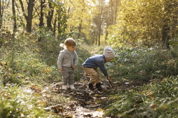 due bambini nel bosco