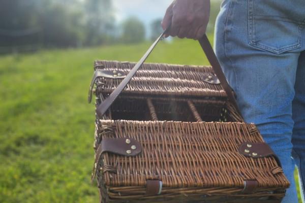 ragazza che fa picnic a Como