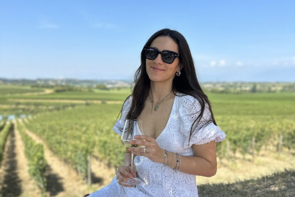 ragazza che beve vino durante il picnic sul Garda