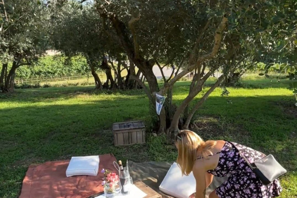ragazza che fa picnic sui colli morenici