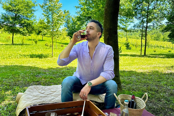 ragazzo che beve vino e fa picnic a bergamo
