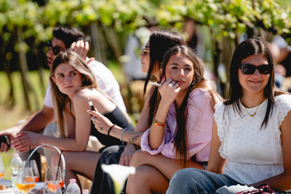 ragazze che fanno un picnic in vigna a cremona