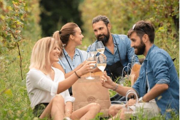 ragazzi che fanno un picnic in vigna a brescia