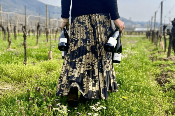 ragazza che beve vino in vigna in franciacorta
