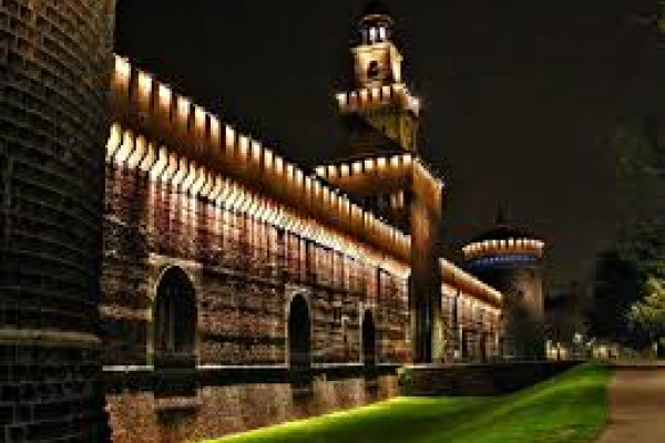 Milano, il Castello Sforzesco di notte